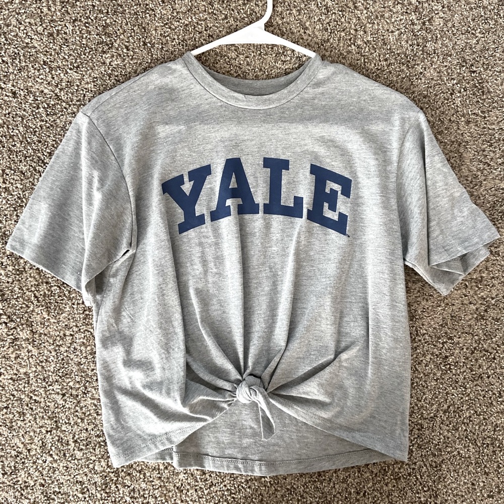 Women’s Yale front knot crop tee